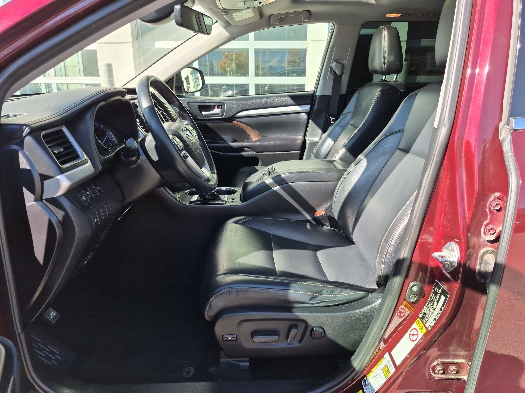 Used 2019 Toyota Highlander XLE AWD/4WD image 17