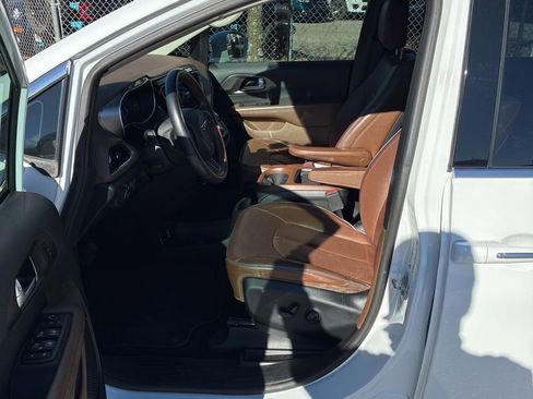 Used 2017 Chrysler Pacifica Limited w/ UConnect Theater Package image 5