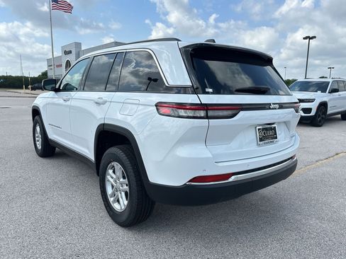 New 2025 Jeep Grand Cherokee Laredo w/ Luxury Tech Group I RWD image 3