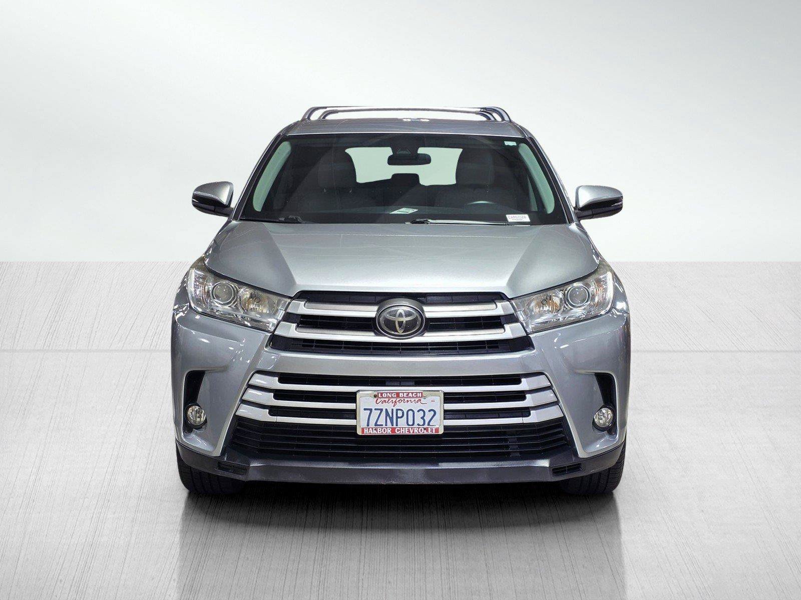 Used 2017 Toyota Highlander Plus FWD image 2