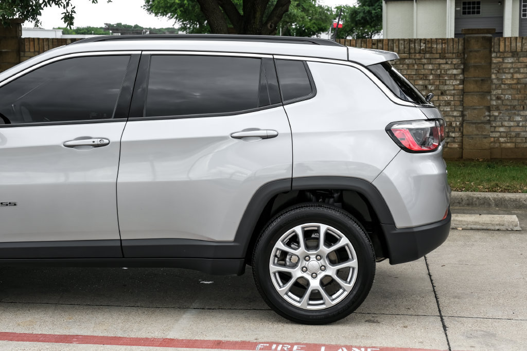 Used 2023 Jeep Compass Latitude AWD/4WD image 22