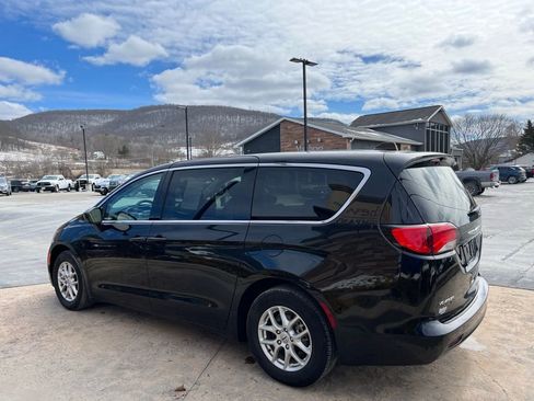 Used 2023 Chrysler Voyager LX image 7