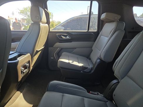 Used 2022 GMC Yukon XL SLT w/ SLT Premium Package AWD/4WD image 6