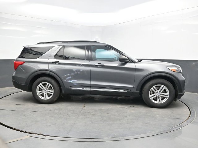 Used 2023 Ford Explorer XLT AWD/4WD image 9