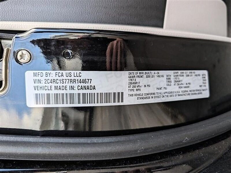 Used 2024 Chrysler Pacifica Limited FWD image 33
