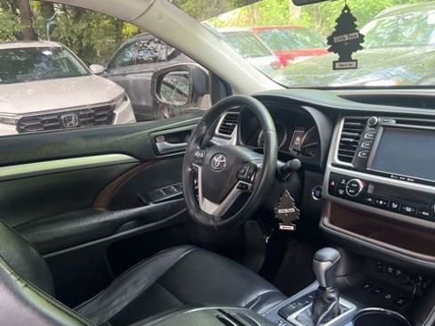 Used 2017 Toyota Highlander XLE w/ Protection Package #3 AWD/4WD image 9