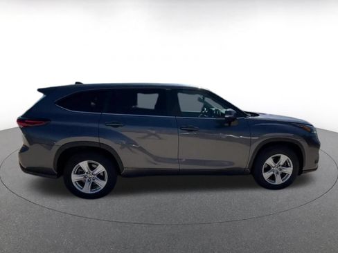 Used 2025 Toyota Highlander LE FWD image 16