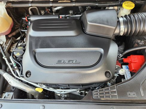 Used 2019 Chrysler Pacifica Touring image 22