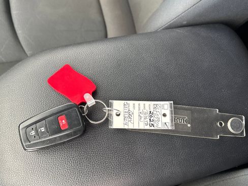 Used 2025 Toyota RAV4 XLE image 9