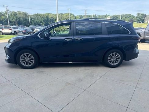 Used 2024 Toyota Sienna XLE w/ XLE Plus Package AWD/4WD image 4