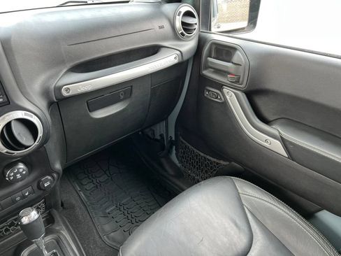 Used 2015 Jeep Wrangler Unlimited Rubicon AWD/4WD image 28