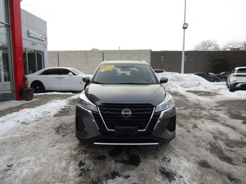 Used 2023 Nissan Kicks SV image 3