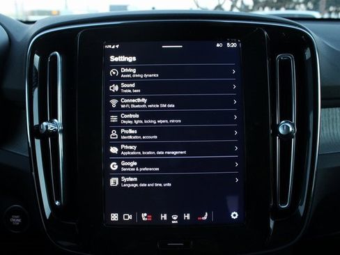 Used 2025 Volvo XC40 B5 Plus image 19