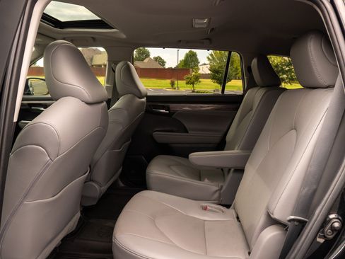 Used 2023 Toyota Highlander Limited FWD image 15