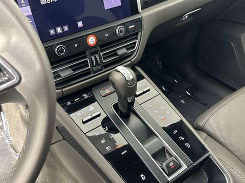 Used 2023 Porsche Macan Base image 17