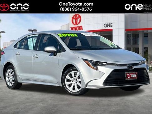 Used 2023 Toyota Corolla LE image 1