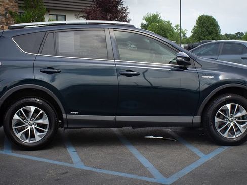 Used 2018 Toyota RAV4 XLE AWD/4WD image 13