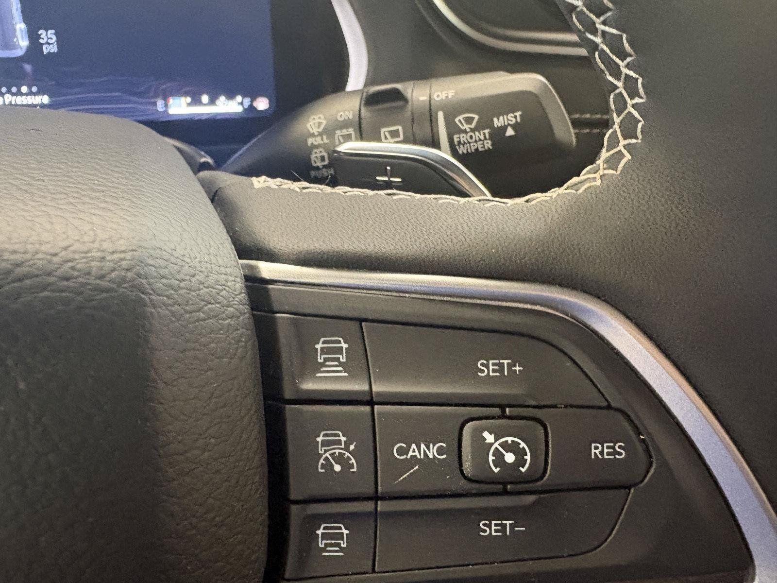 Used 2025 Jeep Grand Cherokee Limited AWD/4WD image 29