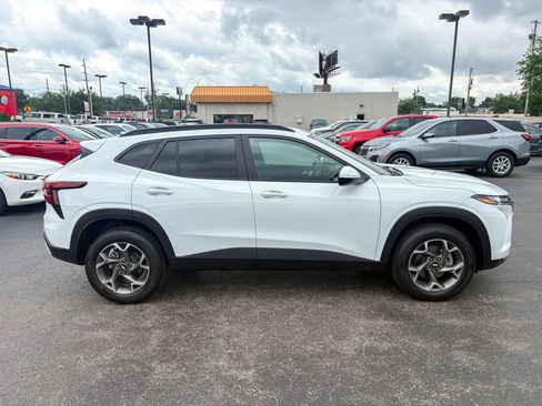 Used 2025 Chevrolet Trax LT w/ Driver Confidence Package FWD image 16