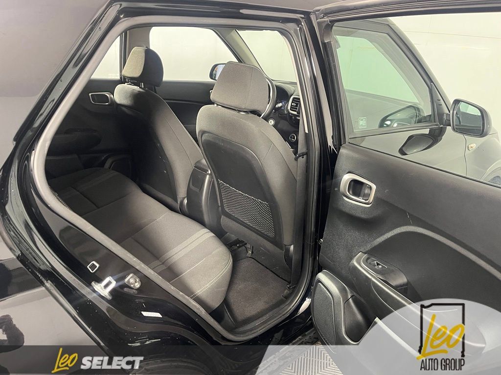 Used 2021 Hyundai Venue SEL FWD image 11