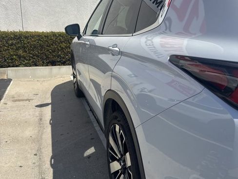 Used 2025 Mitsubishi Outlander SE image 3