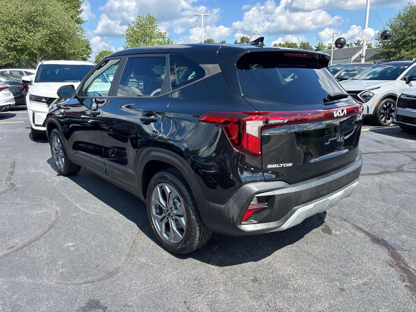 Used 2024 Kia Seltos LX AWD/4WD image 3