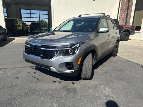 Used 2025 Kia Seltos EX w/ EX Sunroof Package AWD/4WD image 4