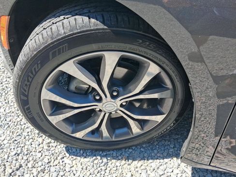 Used 2017 Chrysler Pacifica Limited w/ UConnect Theater Package FWD image 23