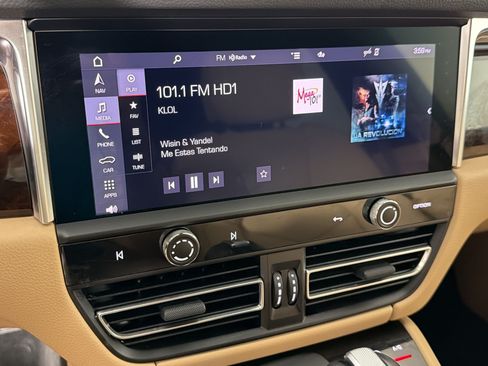 Certified 2024 Porsche Macan AWD/4WD image 22