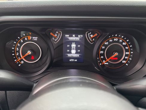 Used 2024 Jeep Gladiator Sport image 16