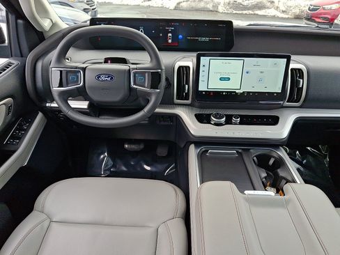 Used 2025 Ford Expedition Active image 10