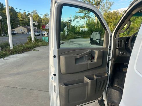 Used 2017 Chevrolet Express 2500 image 15