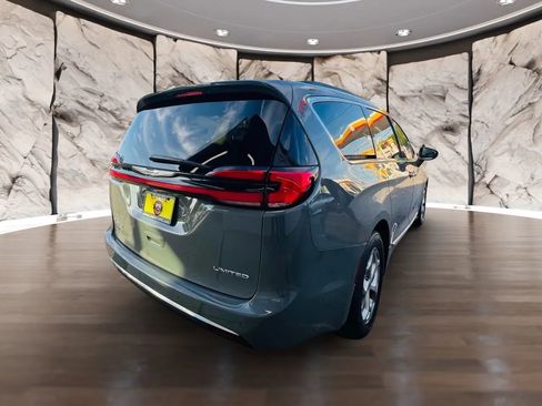 Used 2022 Chrysler Pacifica Limited image 6