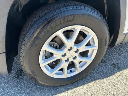 Used 2018 Jeep Cherokee Latitude Plus image 40