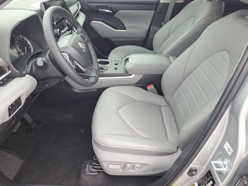 Used 2023 Toyota Highlander XLE FWD image 11
