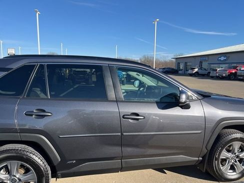 Used 2022 Toyota RAV4 XLE w/ Convenience Package image 4