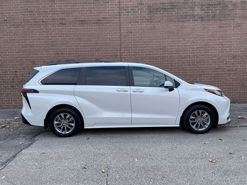 Used 2023 Toyota Sienna XLE w/ XLE Plus Package image 6