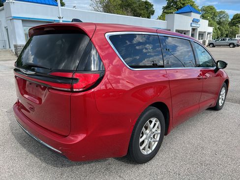 Used 2025 Chrysler Pacifica Select FWD image 5