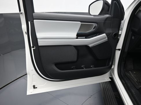 Used 2025 Ford Expedition Platinum w/ Driver's Package image 16