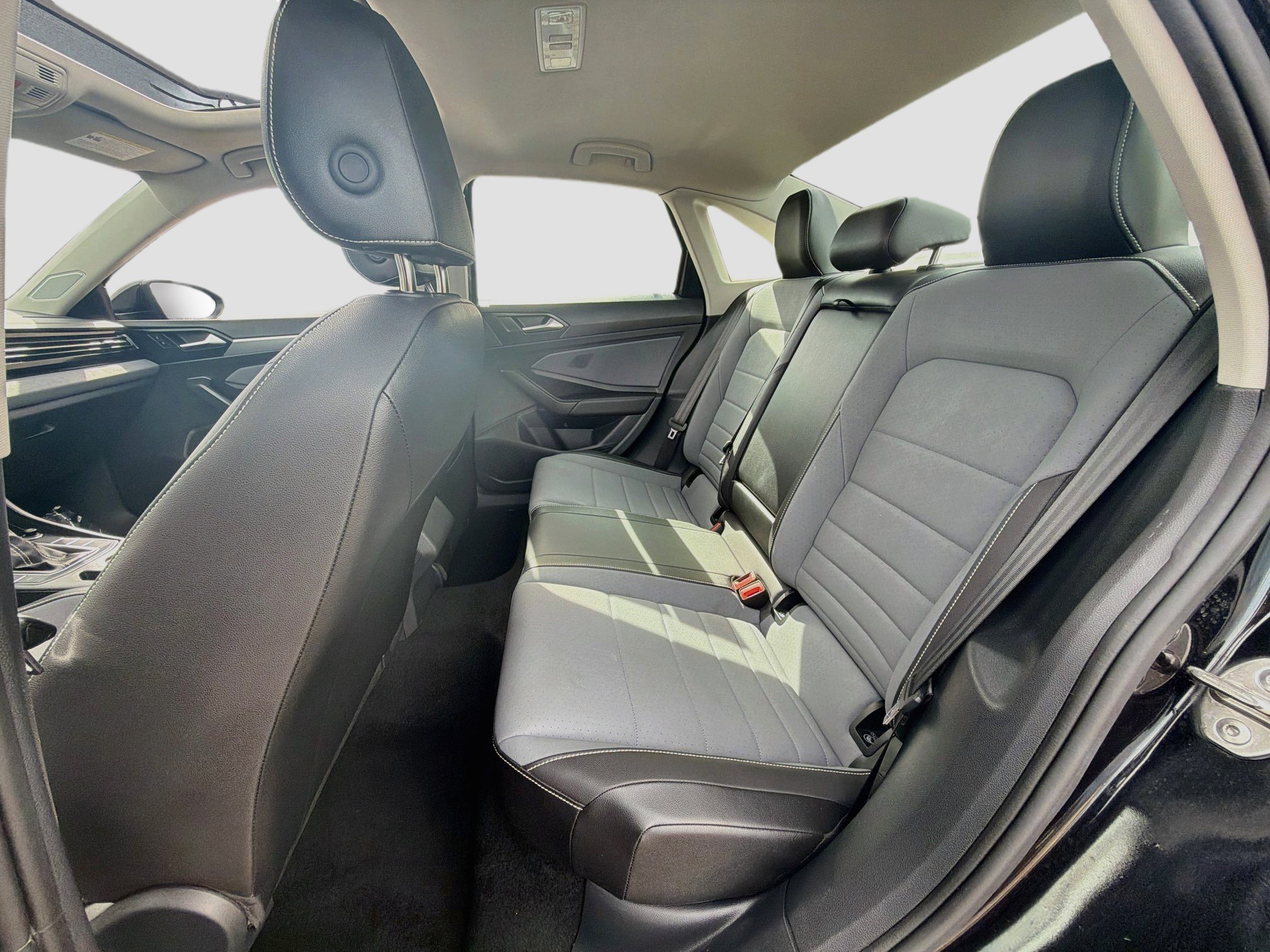 Used 2025 Volkswagen Jetta SE FWD image 28