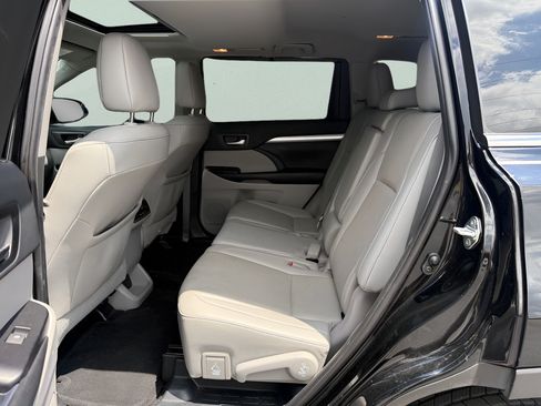 Used 2019 Toyota Highlander XLE FWD image 11