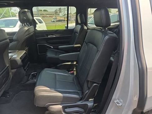 Used 2023 Jeep Wagoneer Series II AWD/4WD image 9