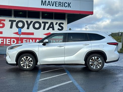 Used 2023 Toyota Highlander XLE image 2