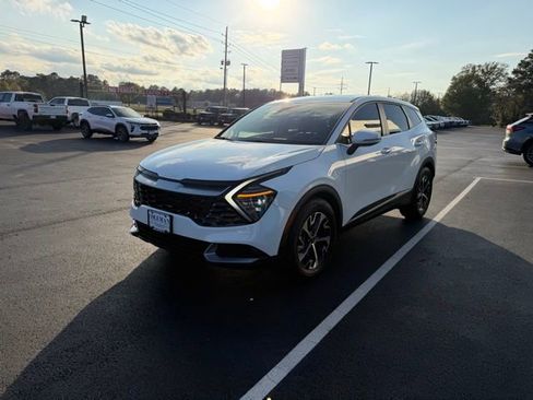 Used 2024 Kia Sportage EX image 3