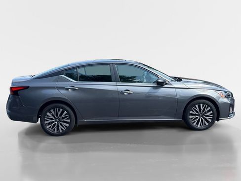 Used 2025 Nissan Altima 2.5 SV FWD image 3