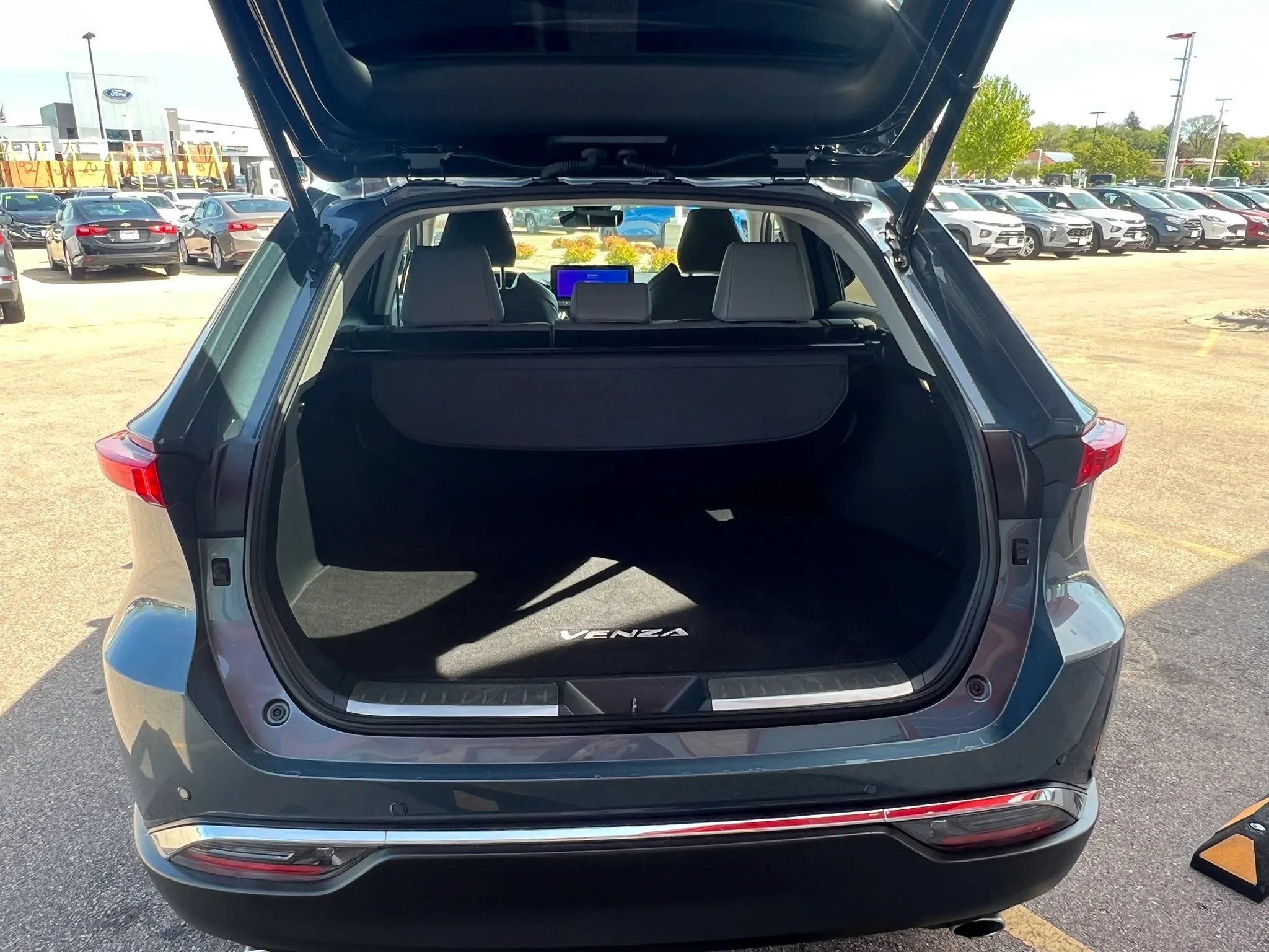 Used 2023 Toyota Venza XLE AWD/4WD image 6