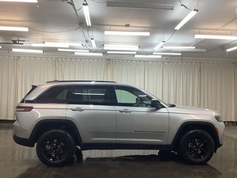New 2026 Jeep Grand Cherokee Altitude AWD/4WD image 4