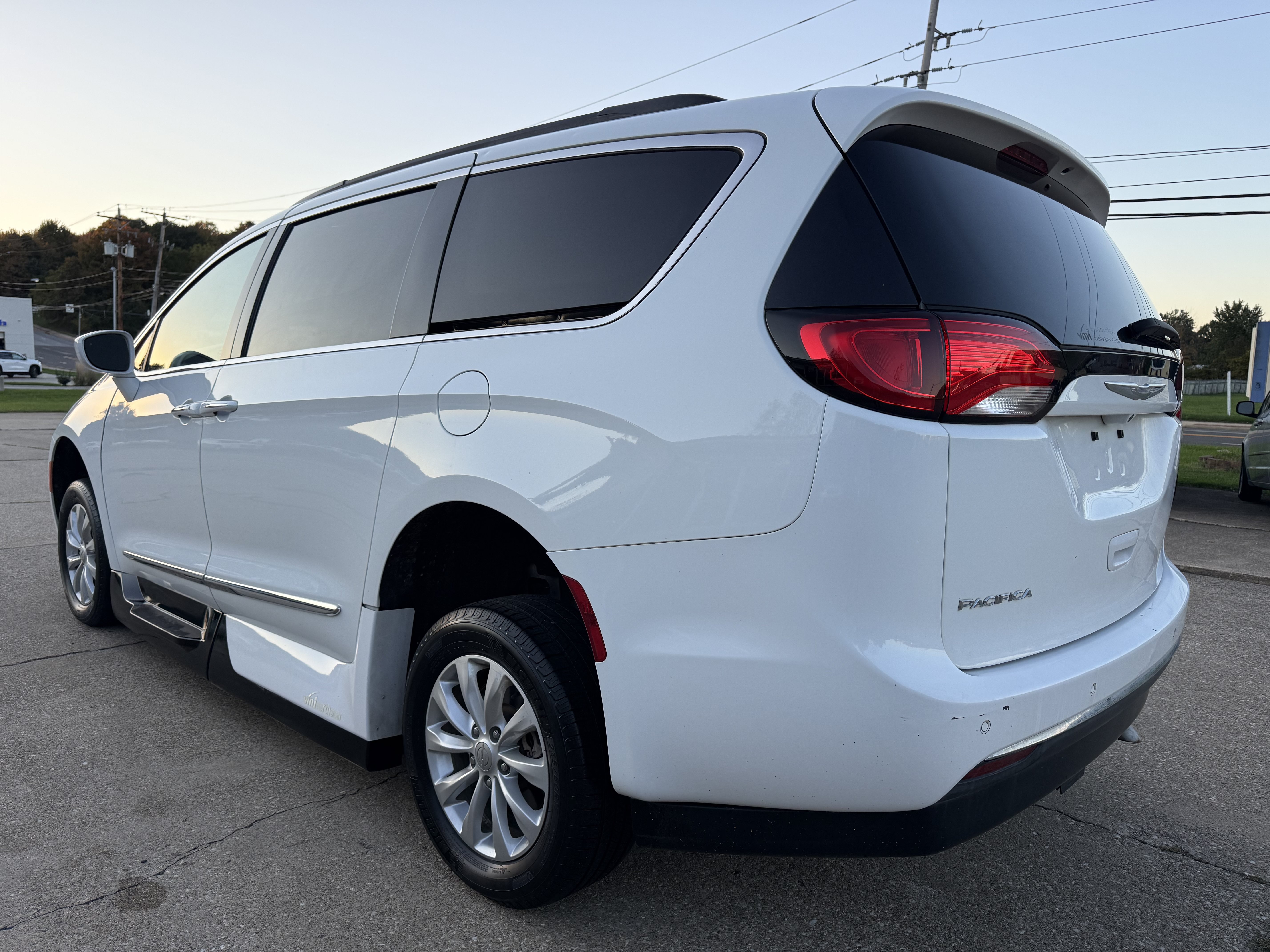 Used 2017 Chrysler Pacifica Touring-L FWD image 4