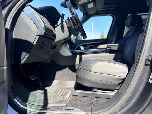 Used 2025 Land Rover Range Rover Long Wheelbase Autobiography image 10
