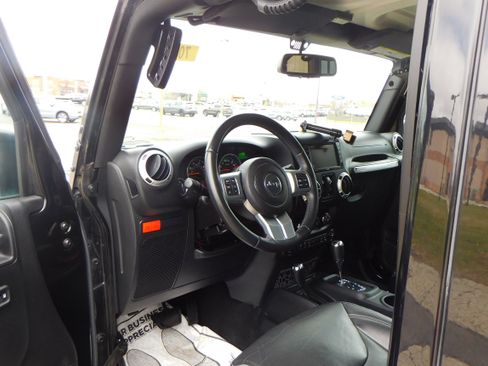 Used 2016 Jeep Wrangler Unlimited Rubicon image 12